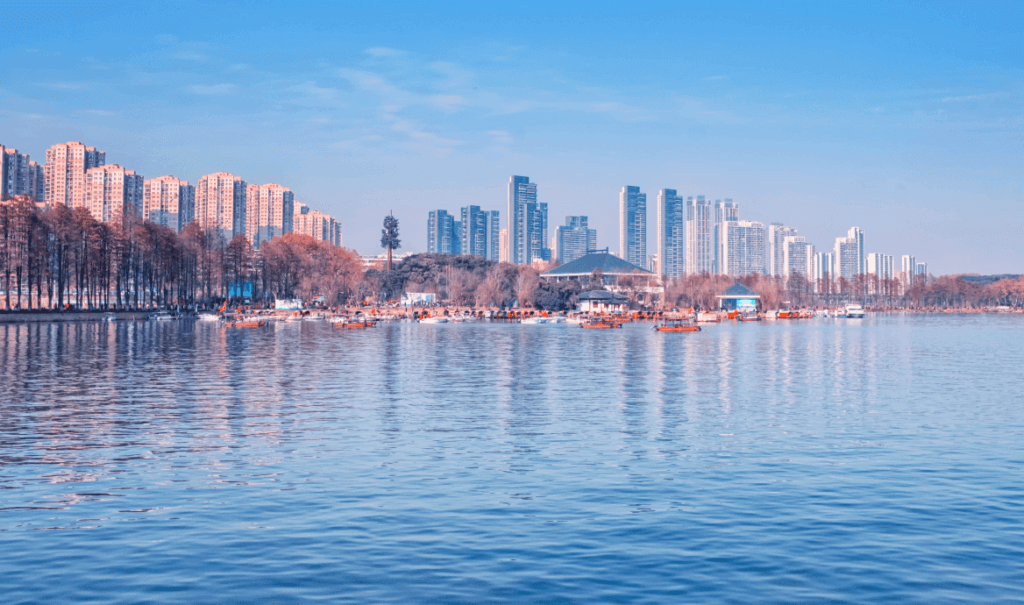 Spirit系列电动船外机续航-逸动科技-武汉东湖景色